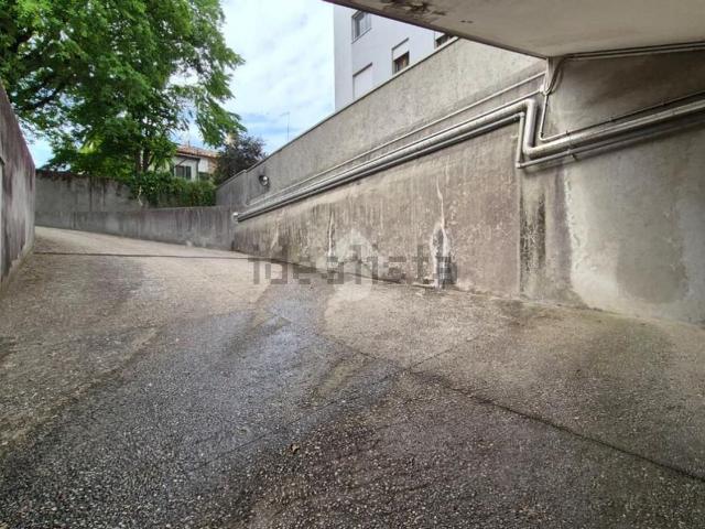 Garage in vendita di m² in Via Dante, 40
