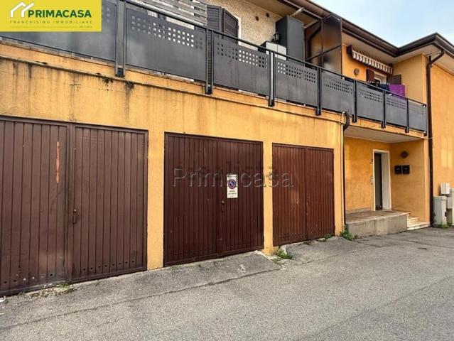 Garage in vendita di m² in Via degli Artigiani