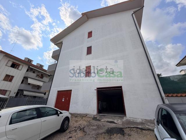Garage in vendita di m² in Via degli Ernici, 13
