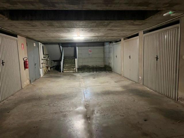 Garage in vendita di m² in Via dei Ciliegi