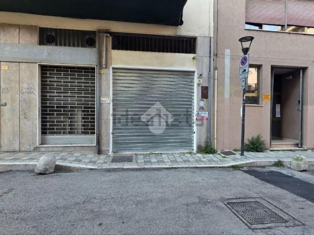 Garage in vendita di m² in Via dei Marsi, 15