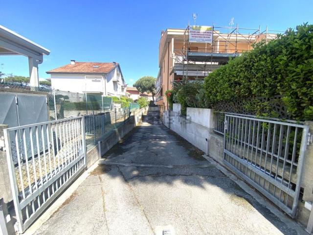 Garage in vendita di m² in Via dei Mughetti