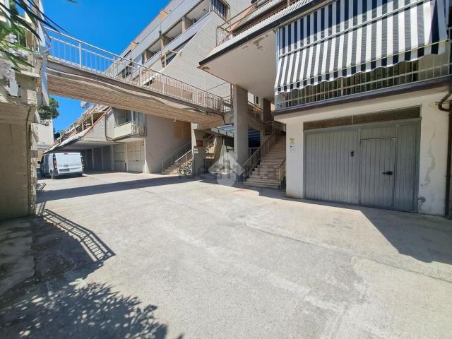 Garage in vendita di m² in Via dei Pini, 1