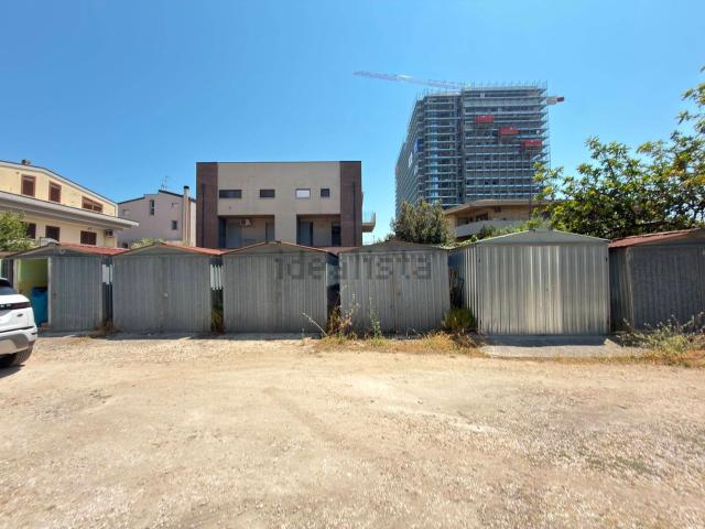 Garage in vendita di m² in Via dei Pretuzi, 15