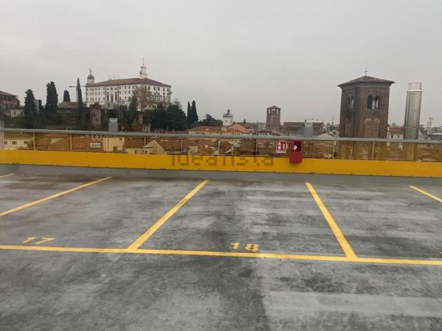 Garage in vendita di m² in Via dei Rizzani, 15