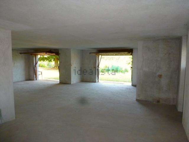 Garage in vendita di m² in Via del Canale, 16