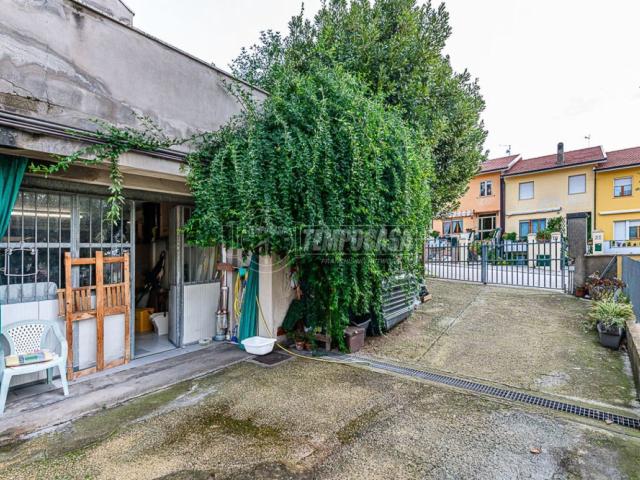 Garage in vendita di m² in Via del Leccio