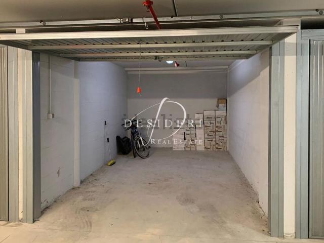 Garage in vendita di m² in Via della Torre