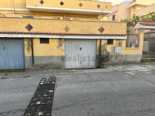 Garage in vendita di m² in Via della Vittoria
