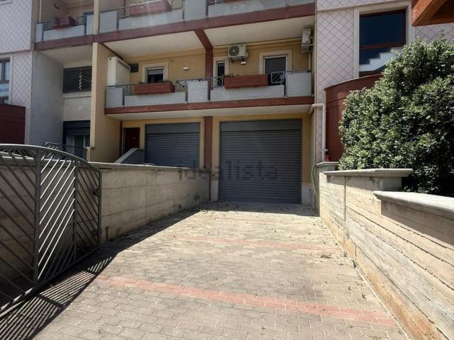 Garage in vendita di m² in Via della Fiera, 20