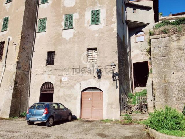 Garage in vendita di m² in Via della Fontanella, 15