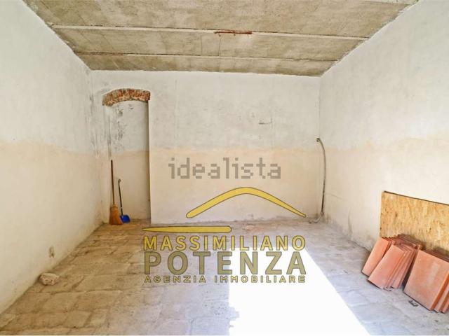 Garage in vendita di m² in Via della Maddalena