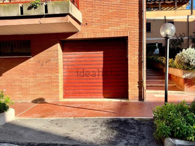 Garage in vendita di m² in Via delle Croci, 83