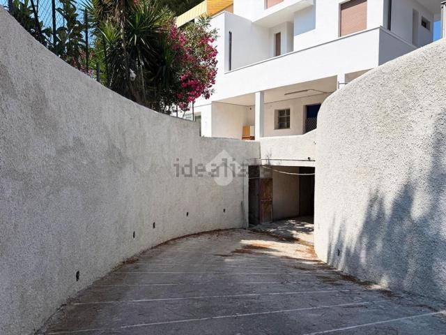Garage in vendita di m² in Via delle Spugne