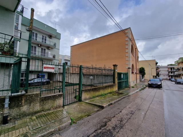 Garage in vendita di m² in Via Donizetti, 12