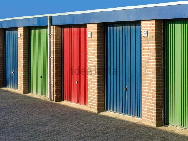 Garage in vendita di m² in Via Due Fonti