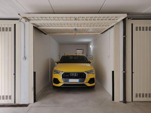 Garage in vendita di m² in Via Filippo Spinola, 10