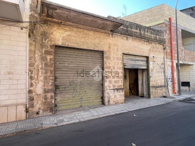 Garage in vendita di m² in Via Fratelli Bandiera, 13