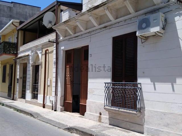 Garage in vendita di m² in Via Francesco Crispi