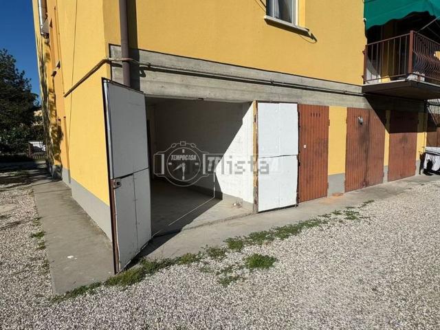 Garage in vendita di m² in Via Francesco Schiassi, 21
