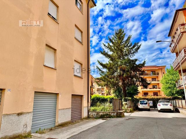 Garage in vendita di m² in Via Fundania, 31