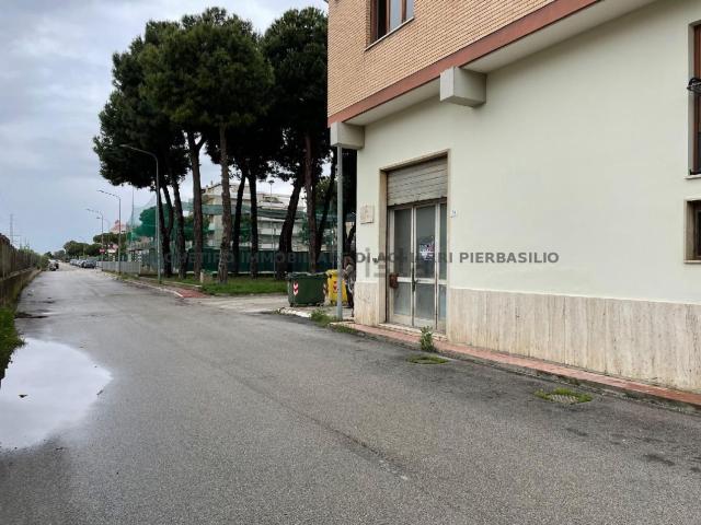 Garage in vendita di m² in Via G Sacconi