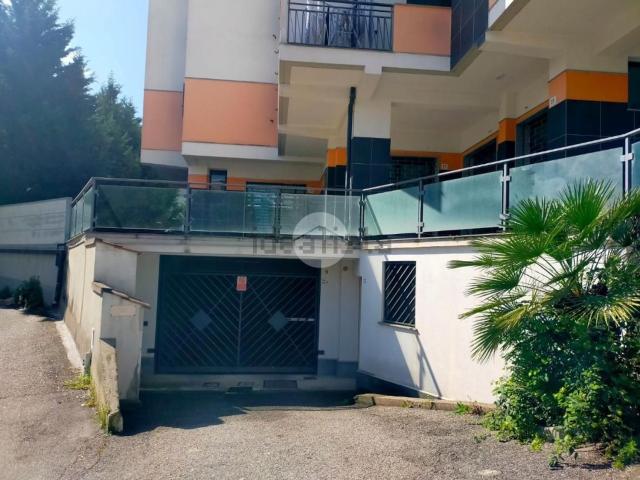 Garage in vendita di m² in Via Gabriele e Guido Pizzuti, 27