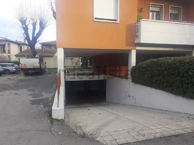 Garage in vendita di m² in Via Genuzio Bentini, 25
