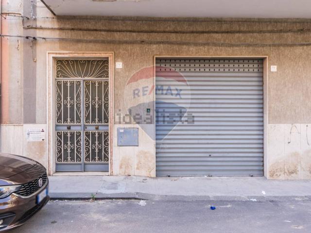 Garage in vendita di m² in Via Giovanni Verga, 79