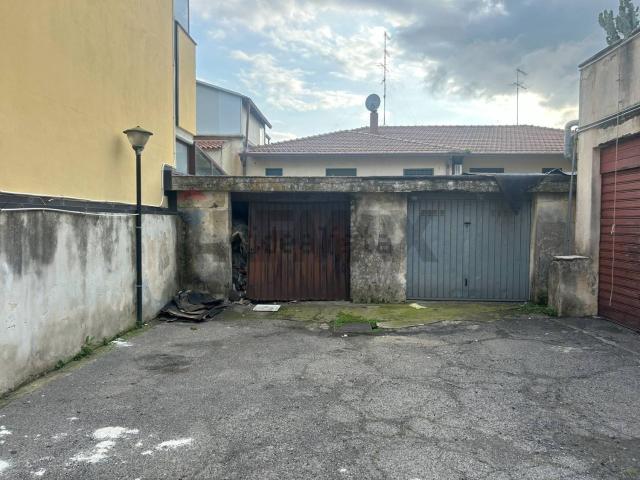 Garage in vendita di m² in Via Giacomo Leopardi, 6