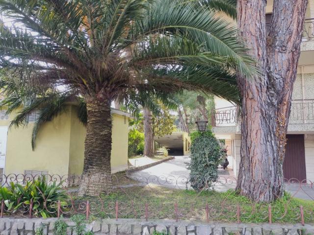 Garage in vendita di m² in Via Giulio Cesare, 57