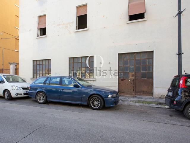 Garage in vendita di m² in Via Gorizia, 26