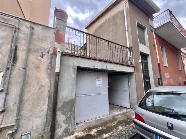 Garage in vendita di m² in Via Guglielmo Oberdan, 4