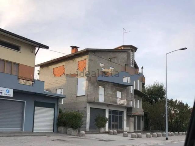 Garage in vendita di m² in Via Guglielmo Oberdan