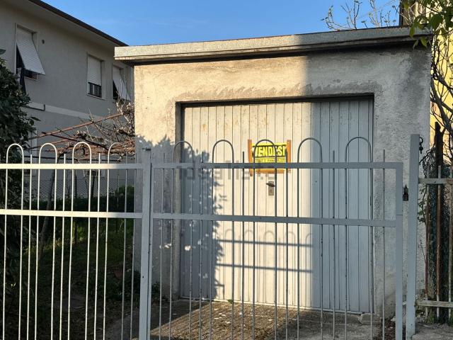 Garage in vendita di m² in Via Ireneo Aleandri, 21