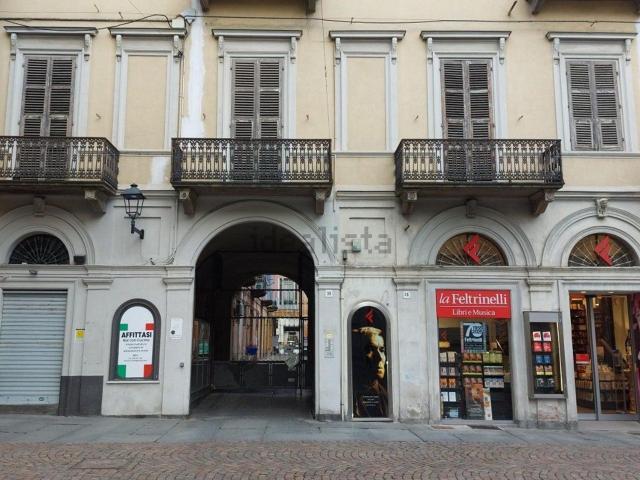 Garage in vendita di m² in Via Italia, 36