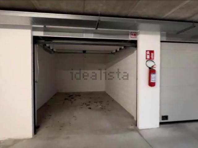 Garage in vendita di m² in Via Italica, 101