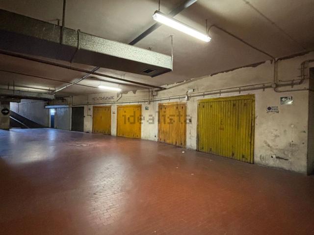 Garage in vendita di m² in Via Jacopo Barozzi, 6