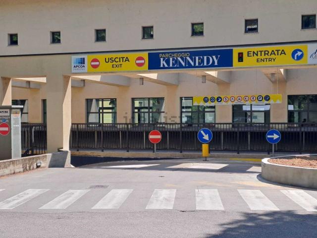 Garage in vendita di m² in Via John Fitzgerald Kennedy, 71