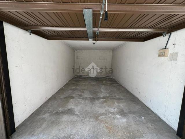 Garage in vendita di m² in Via K. Adenauer, 100