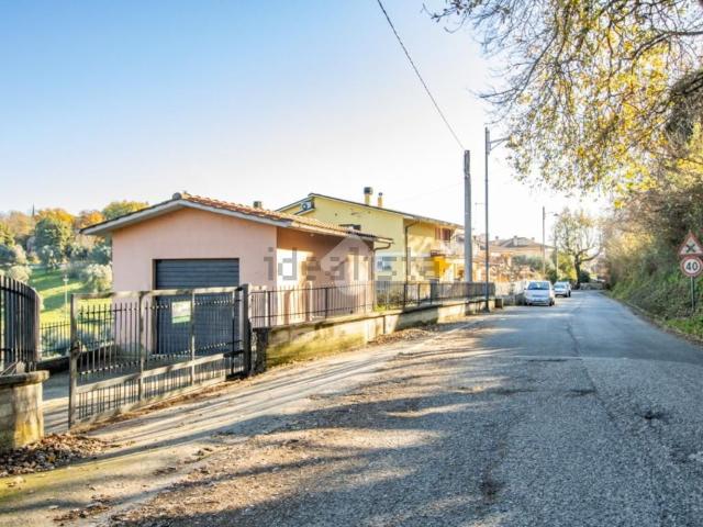 Garage in vendita di m² in Via la Santa, 5