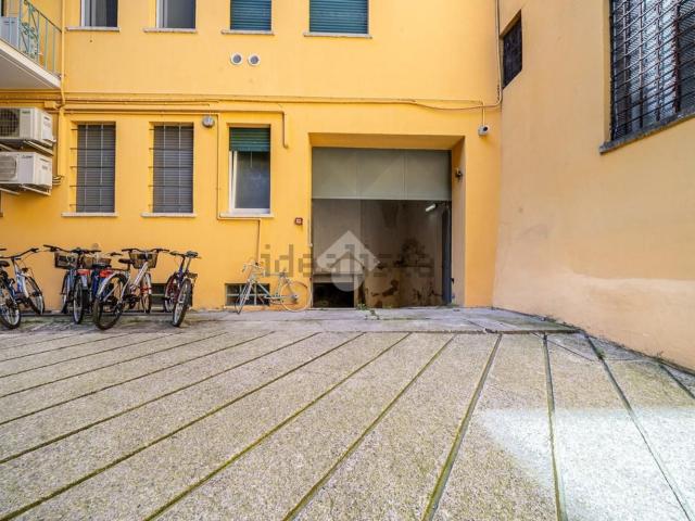 Garage in vendita di m² in Via Leoncino, 14