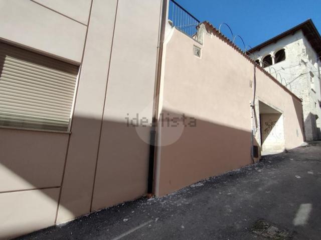 Garage in vendita di m² in Via Lombardi, 10