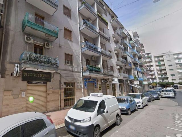 Garage in vendita di m² in Via Lucania, 10
