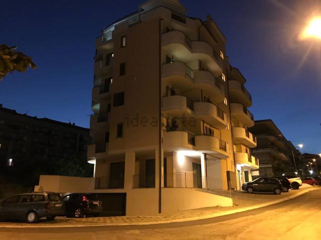 Garage in vendita di m² in Via Martiri della Violenza, 16