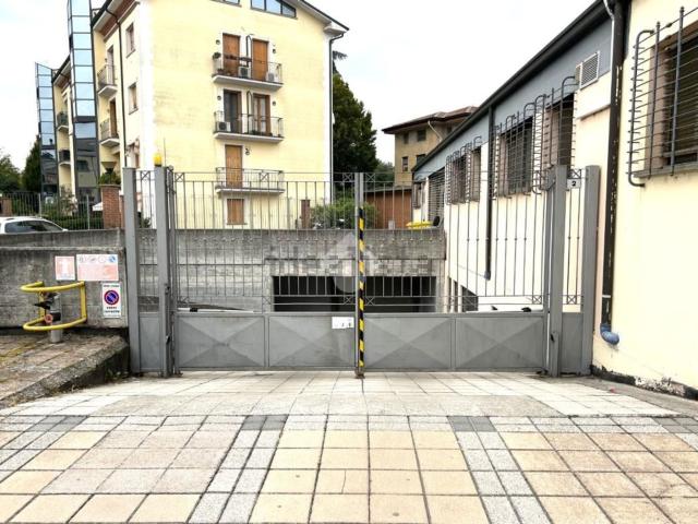 Garage in vendita di m² in Via Marco Furio Bibaculo