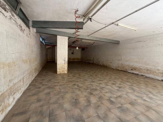Garage in vendita di m² in Via Montagna dei Fiori, 83