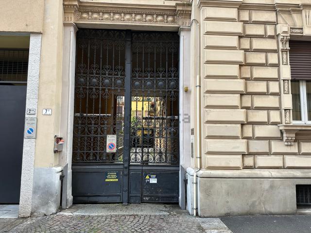 Garage in vendita di m² in Via Montebello, 7