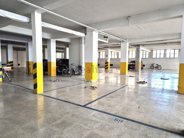 Garage in vendita di m² in Via Montello, 13