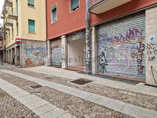 Garage in vendita di m² in Via Monaldo Calari